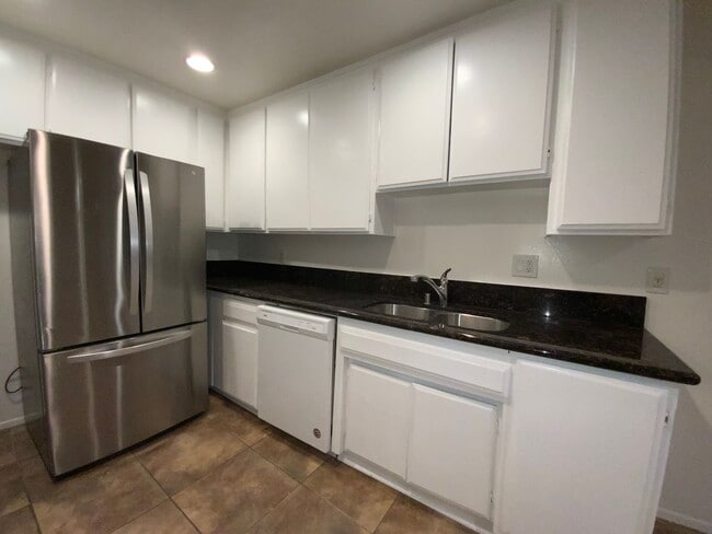Building Photo - Spacious Silverlake Condo – Move-In Ready!