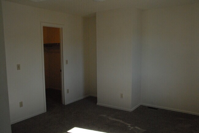 Master bedroom with walk in closet - 508 Mountain View Pl