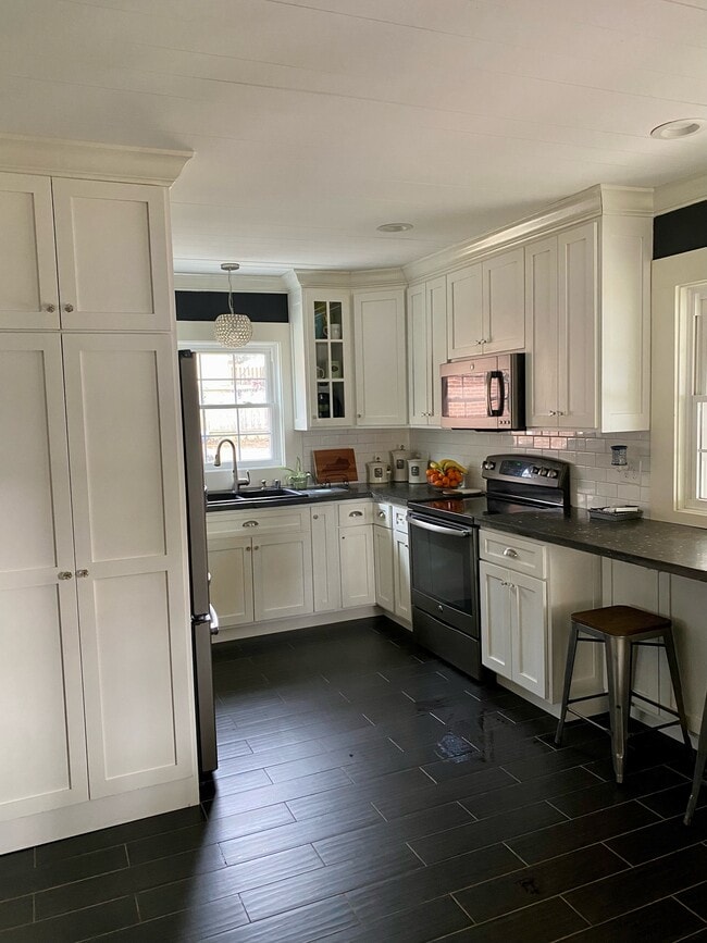 Kitchen - 208 Oakway St