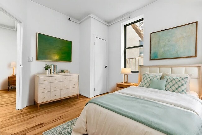 Foto del edificio - 239 W 63rd St