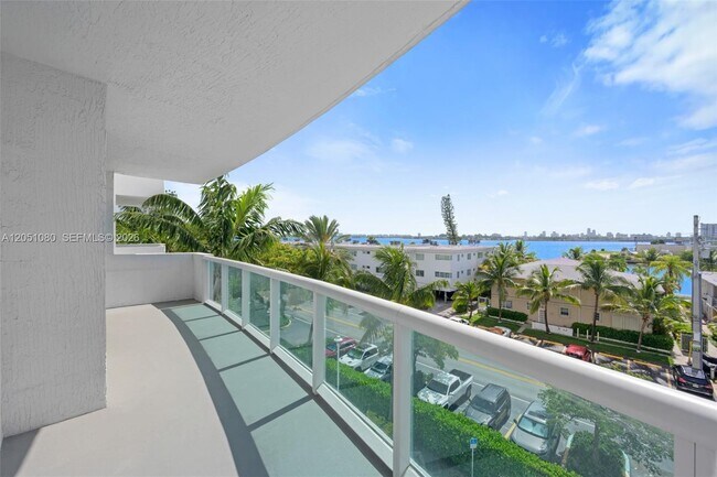 Foto del edificio - 7910 Harbor Island Dr