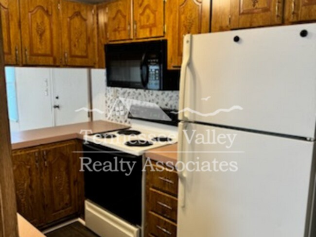 Foto del edificio - MOVE IN READY! NEW FLOORS! Charming 2 Bed,...