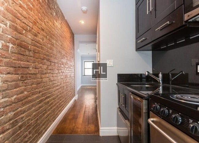 Building Photo - 1ST AVE.