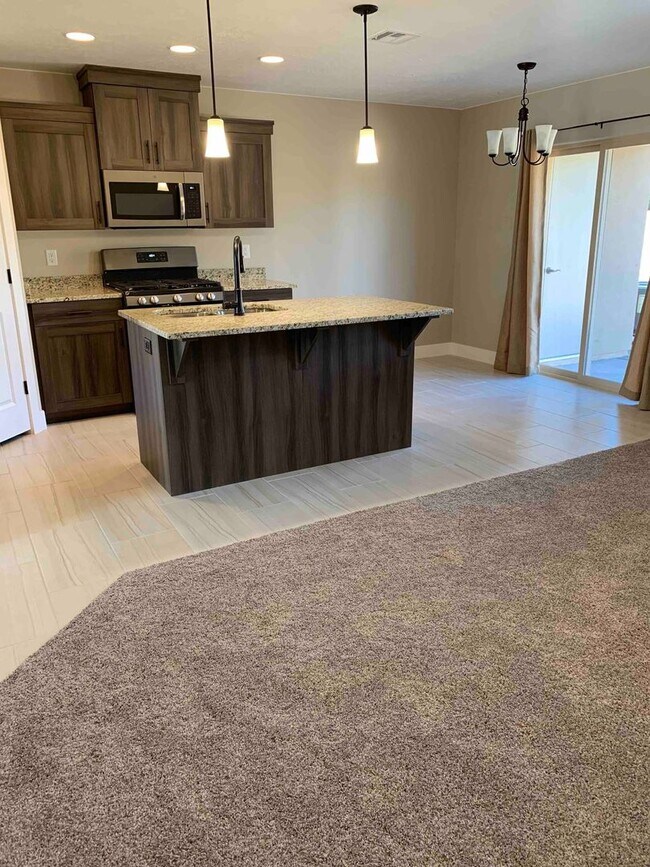 Foto del edificio - Desert Hills Townhomes, Location, location...