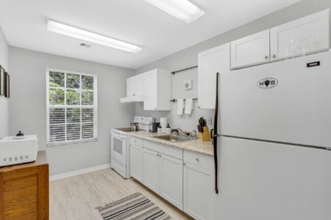 Foto del edificio - Quaint 2/1 home with plenty of yard, deck ...