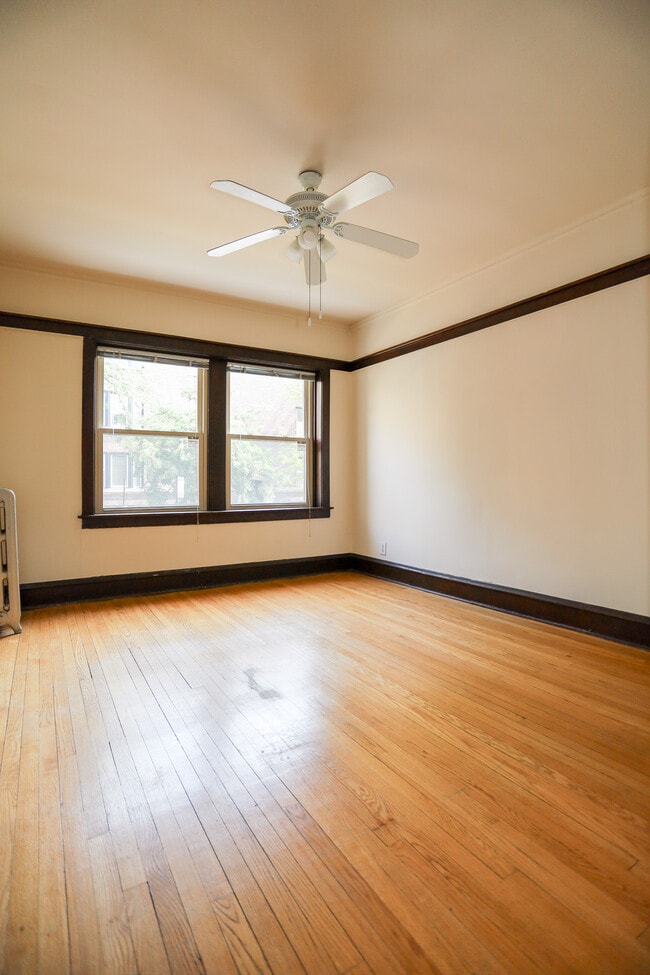 Building Photo - 1539 W Cornelia Ave