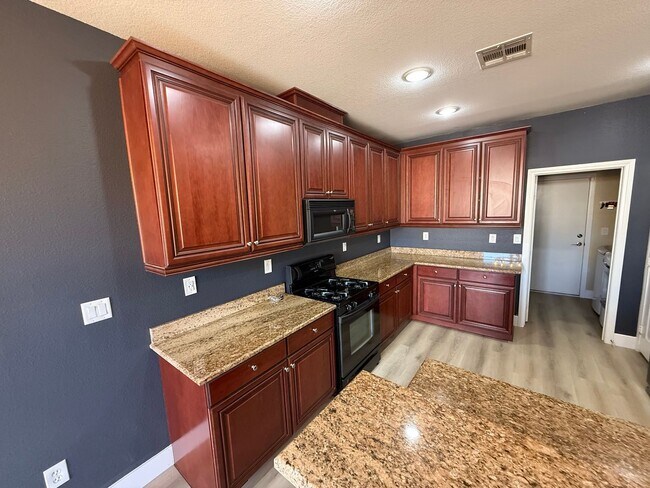 Foto del edificio - Beautiful 2-Story Townhome in Gated Area w...