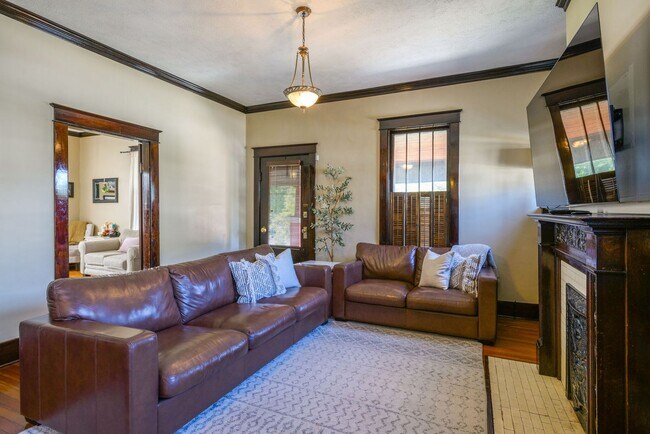 Foto del edificio - Renovated Historic 4 Bedroom Home w/ Two Car Garage in East Nashville