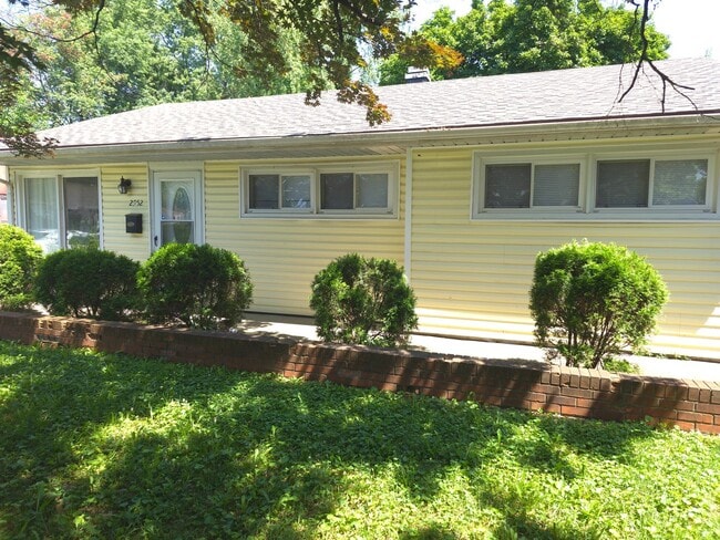 Churchill remodeled 3 bedroom home with ga... - Churchill remodeled 3 bedroom home with ga...