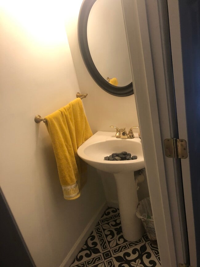 Half bath - 726 Celeste Ln