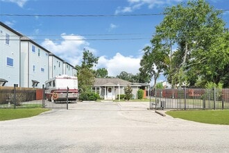 Building Photo - 2302 Hoskins Dr