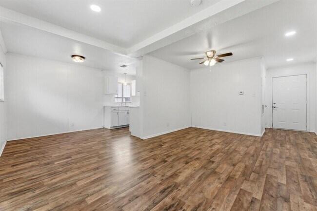 Foto del edificio - 6601 Stonleigh Pl