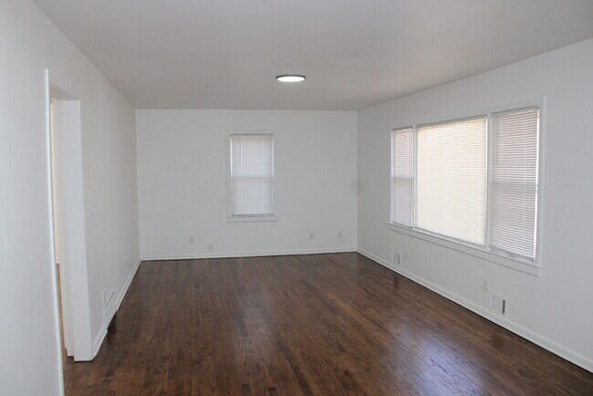 Foto del edificio - Cozy 2-bedroom, 1-bath home with vanity located in Independence, MO