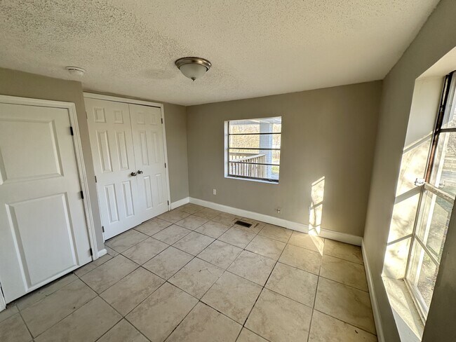 Building Photo - 1512 Cherry Ave