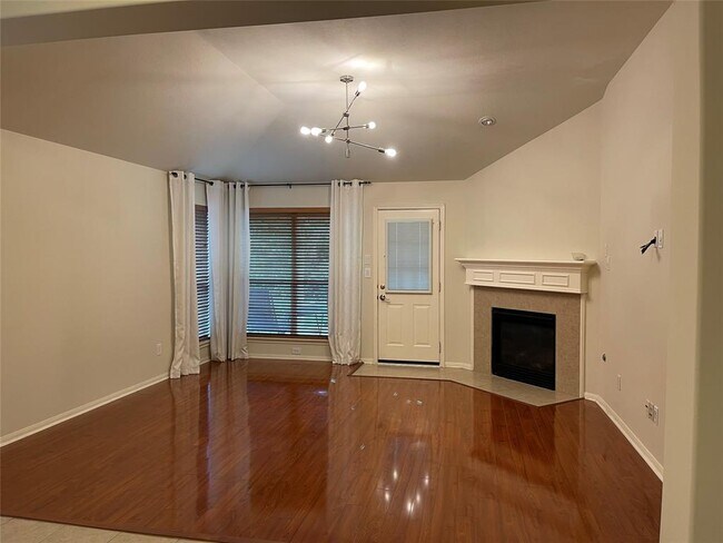 Foto del edificio - 5010 Parkcanyon Ln