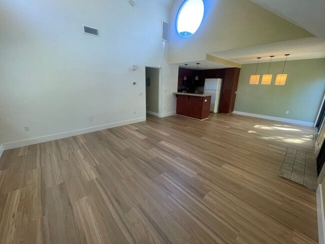 Foto del edificio - 325 N Melrose Dr