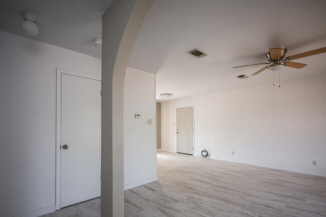 Building Photo - 712 Sage Dr
