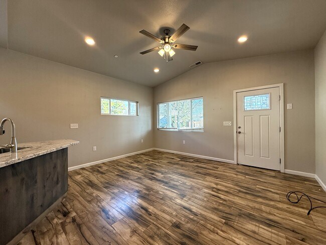 Foto del edificio - 1472 Hooker Oak Ave