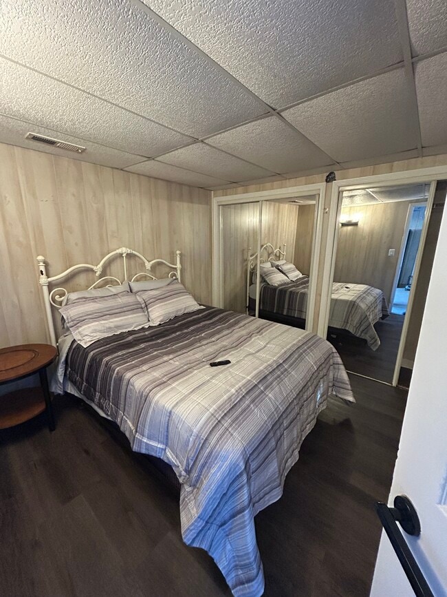 Building Photo - 5565 Hillcrest Dr