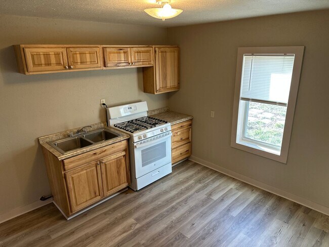 Foto del edificio - 2 Bedroom, 1 Bathroom Home with large backyard, near Downtown Springdale