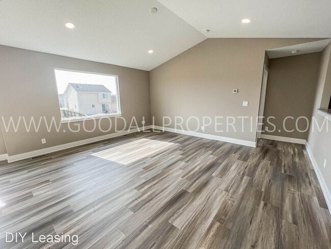 Building Photo - 4 br, 3 bath House - 640 SE Mesa Dr