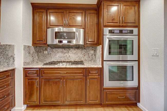Building Photo - 884 Wagoner Dr