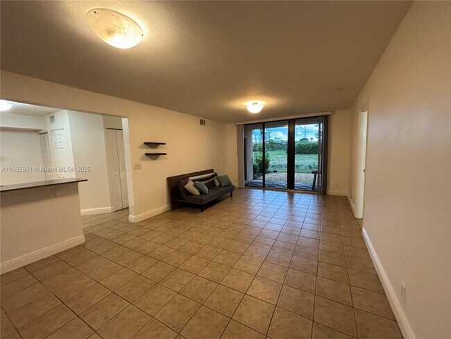 Foto del edificio - 5761 Riverside Dr
