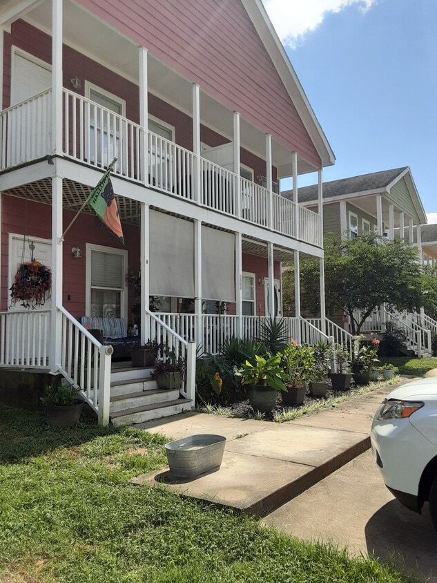 Primary Photo - 2500 Gladiolus St