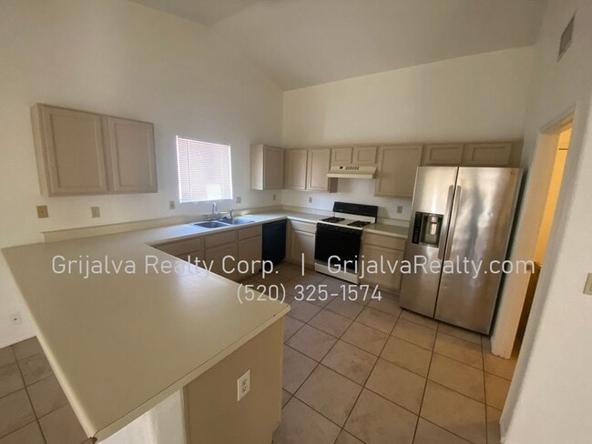 Building Photo - 3 Bed, 2 Bath House for Rent in Rita Ranch...