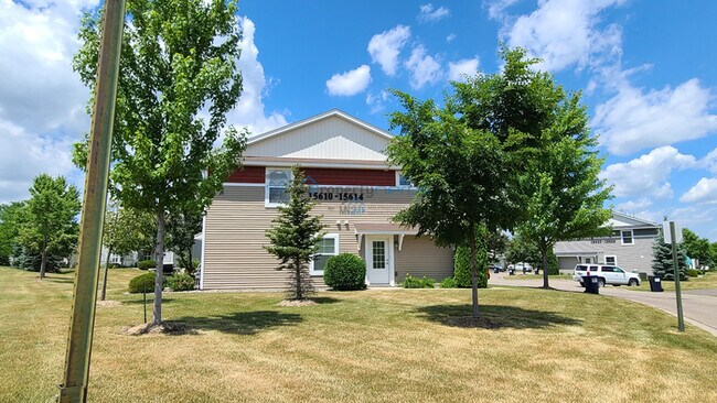 Building Photo - MAGNIFICENT 3bd/2.5br TOWNHOUSE