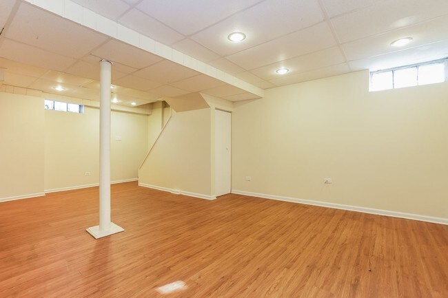 Building Photo - 1221 Oneida St