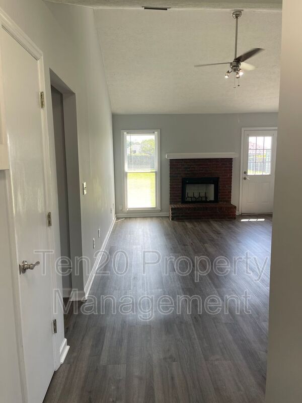 Foto del edificio - 754 Black Oak Dr