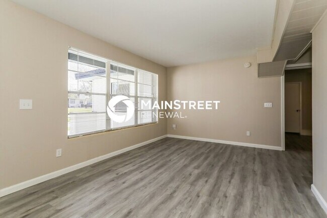 Building Photo - 4 Bedroom Pet-Friendly Home in JACKSONVILL...