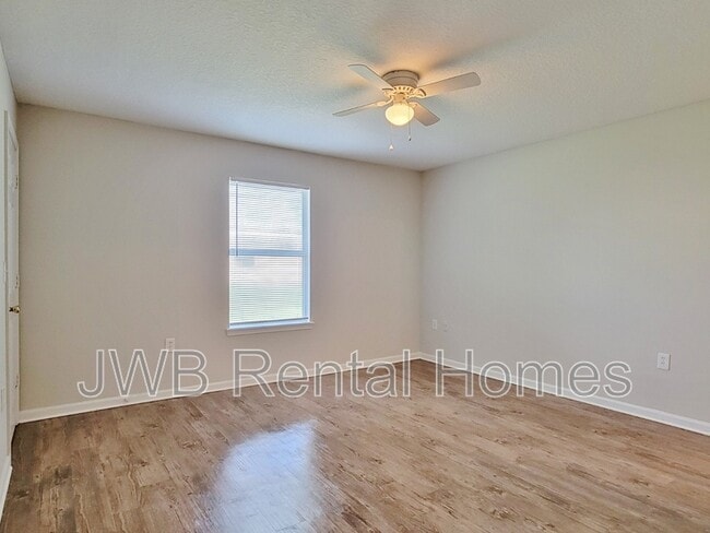 Building Photo - 1382 Manotak Ave