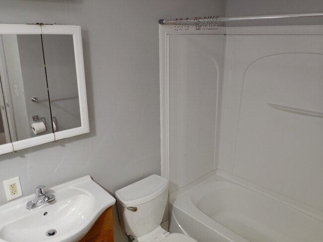 Full Bath - 87 Rumford St