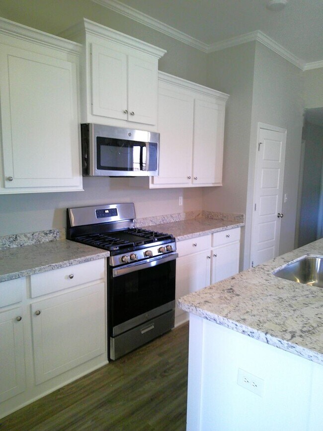 Foto del edificio - JUST REDUCED****PLUS MOVE IN SPECIAL! 1/2 ...