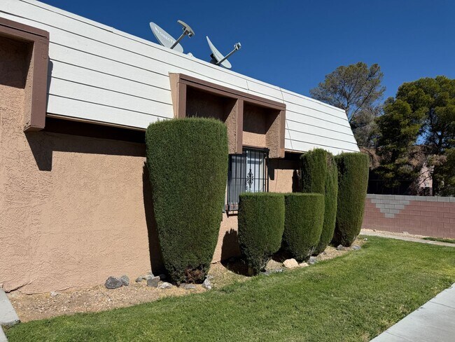 Building Photo - 3619 Villa Knolls E Dr