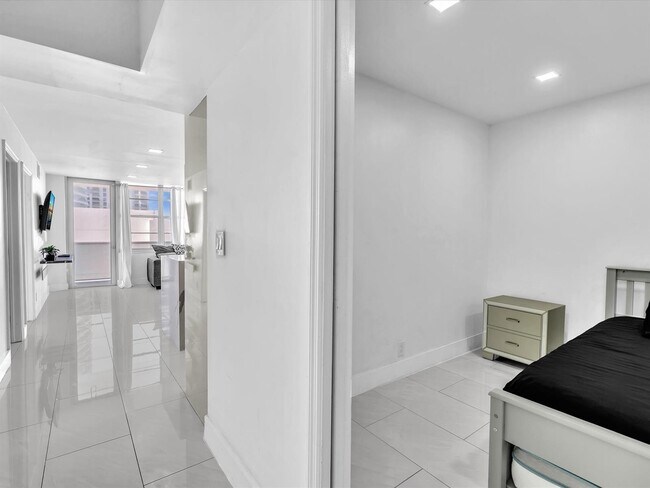 Building Photo - 3725 S Ocean Dr