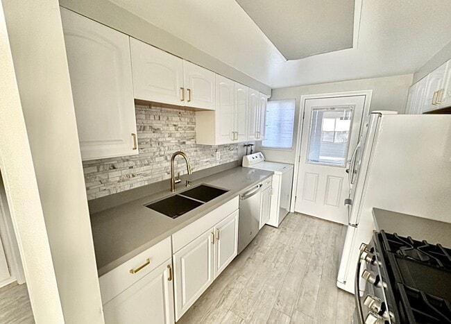 Foto del edificio - COMING SOON!! Charming 3 Bedroom Condo in Gated Palm Springs Community!