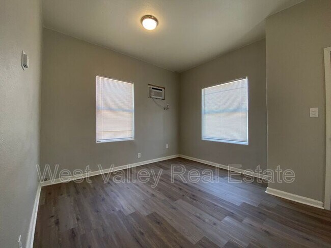Building Photo - 319 Kern St