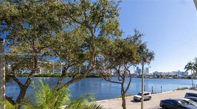 Foto del edificio - 3255 NE 184th St