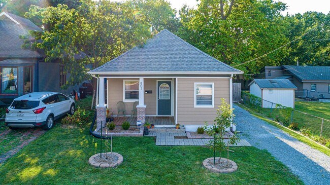 Building Photo - Darling 3 Bed 1 Bath Home