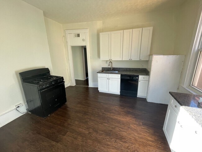 Photo - Spacious 2 bedroom Apartment for rent !