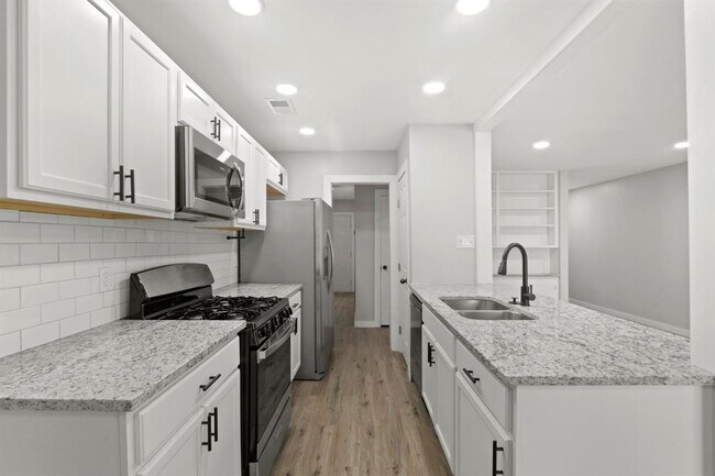 Foto del edificio - 5408 Deep Forest Dr