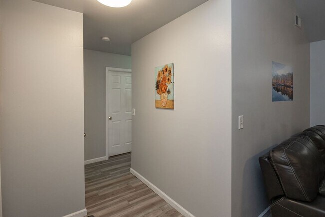 Building Photo - 1431 Hillburn