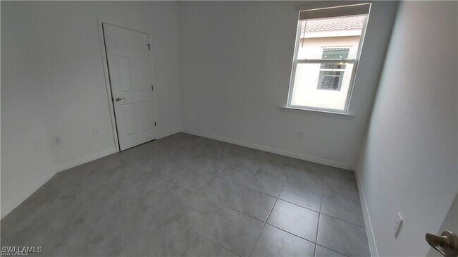 Foto del edificio - 2977 Royal Gardens Ave