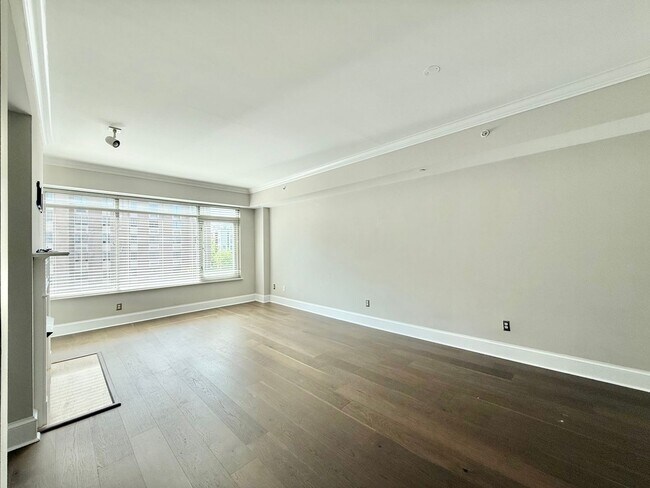 Building Photo - Stunning 1BD, 1.5BA Downtown Raleigh Condo...