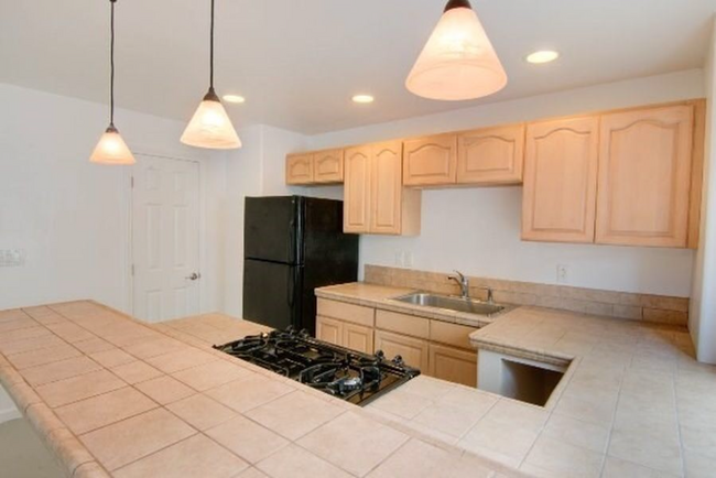 Building Photo - FURNISHED. Lovely 1 bedroom 1 Bath Unit in...