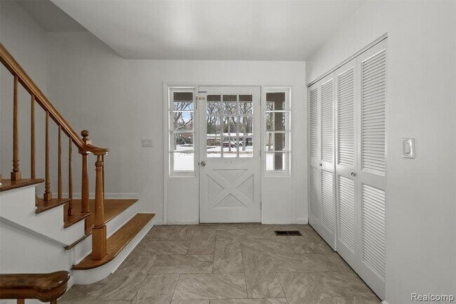 Building Photo - 5570 Forman Dr