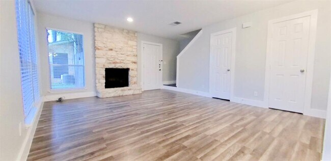 Foto del edificio - 1513 Camp Craft Rd
